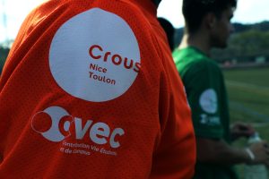 Photo du maillot de football d'un étudiant sur lequel on voit le logo du crous Nice-Toulon et de la CVEC