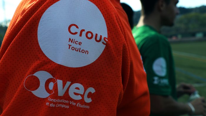 Photo du maillot de football d'un étudiant sur lequel on voit le logo du crous Nice-Toulon et de la CVEC